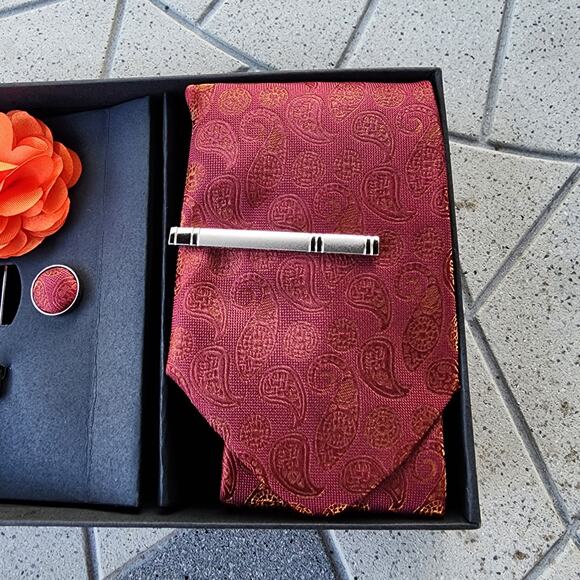 Jemygins Burgundy Paisley Tie Lapel Pin Cufflinks Tie Clip 4 Piece Set - Picture 6 of 8